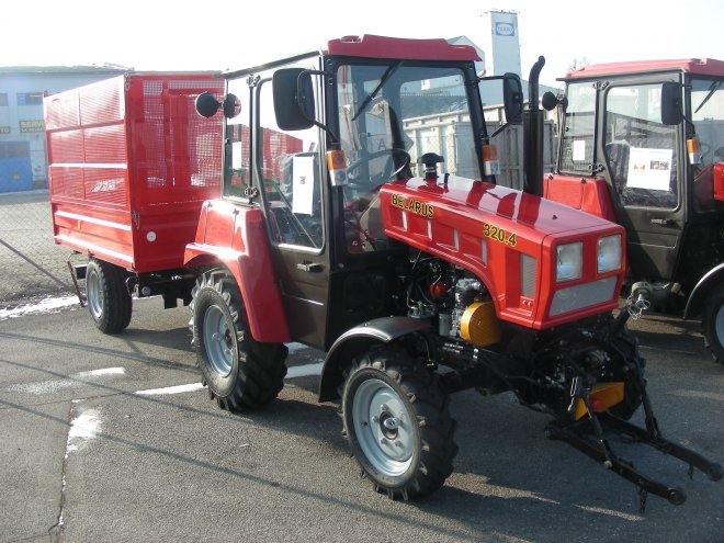 Malotraktor Belarus 320.4 s návěsem